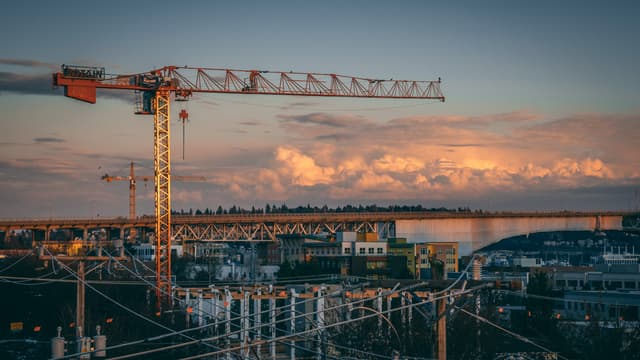 Cantiere edile ZMP Group Edilizia con gru di un nuovo edificio residenziale