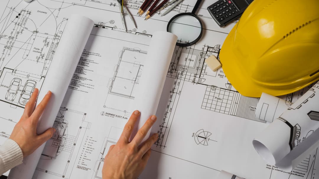 Architetto ZMP Group Edilizia mostra dei prospetti e delle piante a dei clienti
