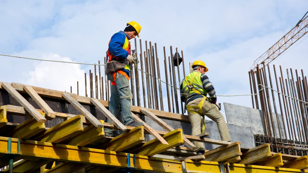 Operai dell'azienda ZMP Group Edilizia a lavoro su un cantiere - muniti di tutti i dispositivi di protezione individuale